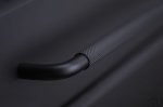 Zdjęcie przedstawia uchwyt meblowy podłużny na meblu z serii Helix od Beslag Design