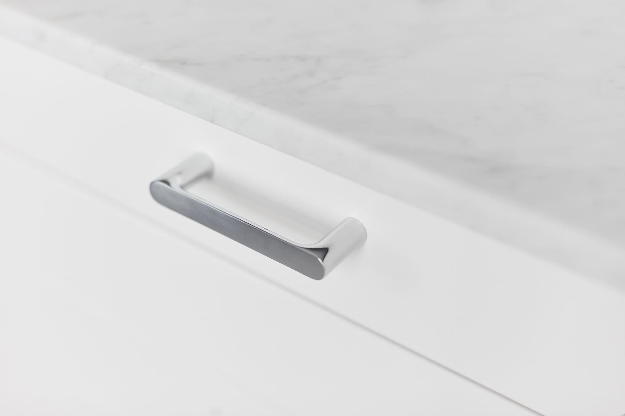 Zdjecie uchwytu podluznego TS 1 srebrnego na meblu