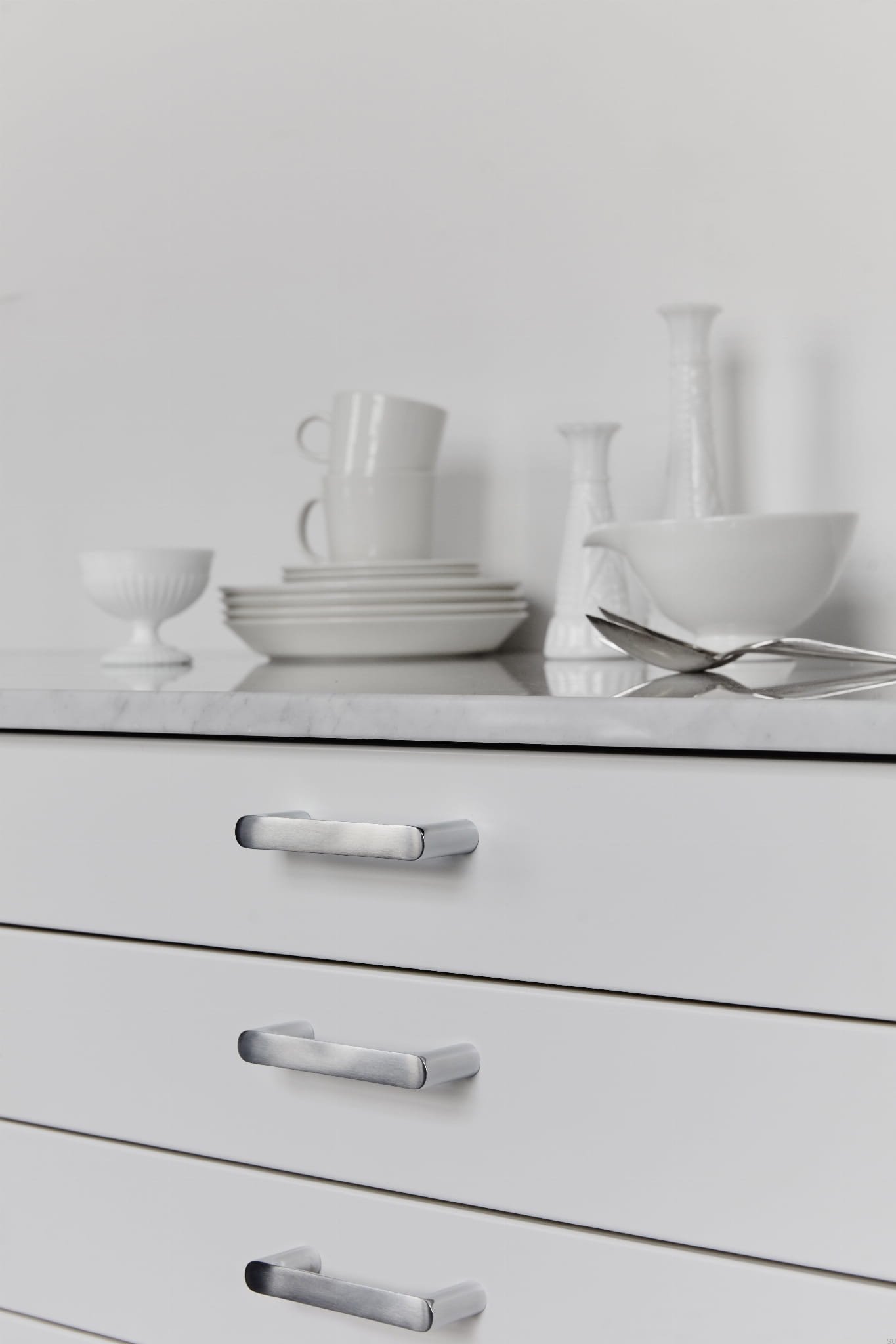 Zdjecie uchwytu podluznego TS 1 srebrnego na meblu