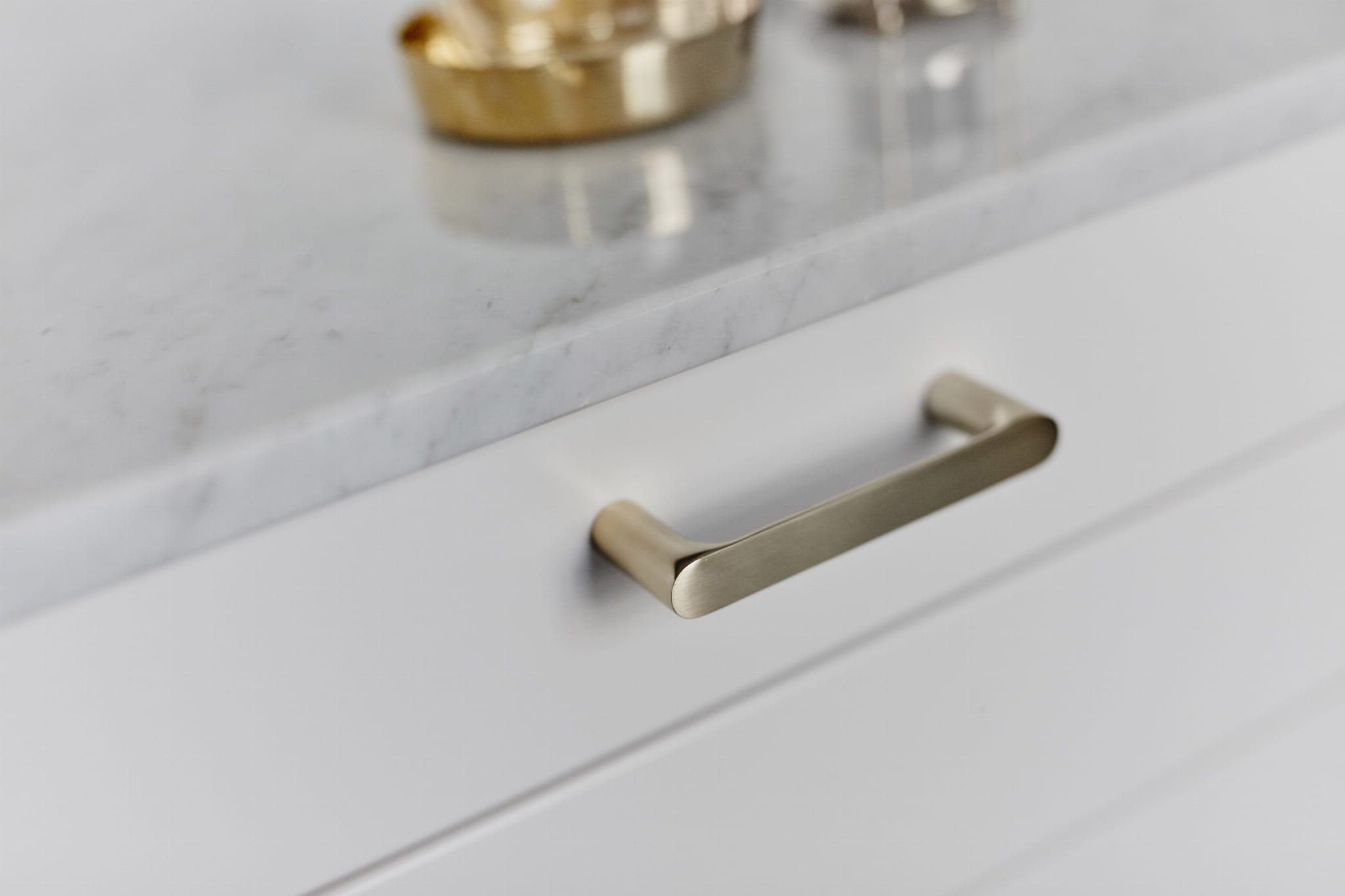 Zdjecie uchwytu podluznego TS 1 zlotego na meblu