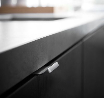 Edge Straight Upwards 40 Aluminum Silver Furniture Handle