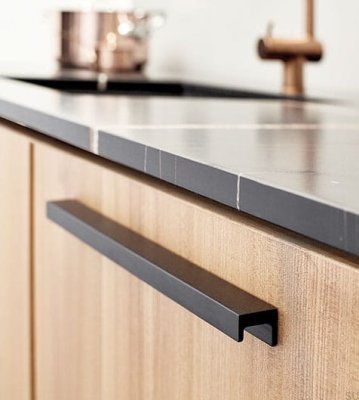 Station 320 elongated furniture handle Aluminum Black Matt Brushed