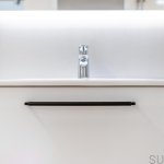 Zdjecie uchwytu podluznego Track czarnego na meblu