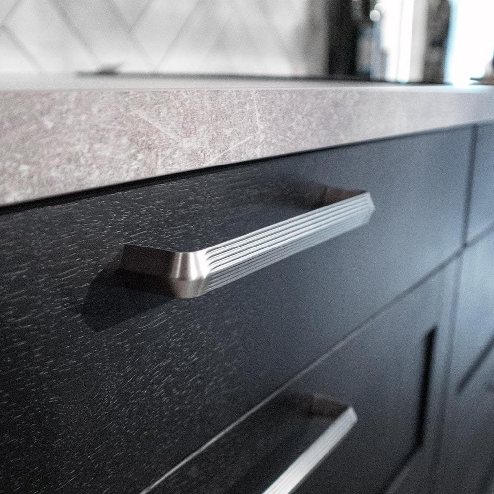 Zdjecie uchwytu podluznego Lines srebrnego na meblu