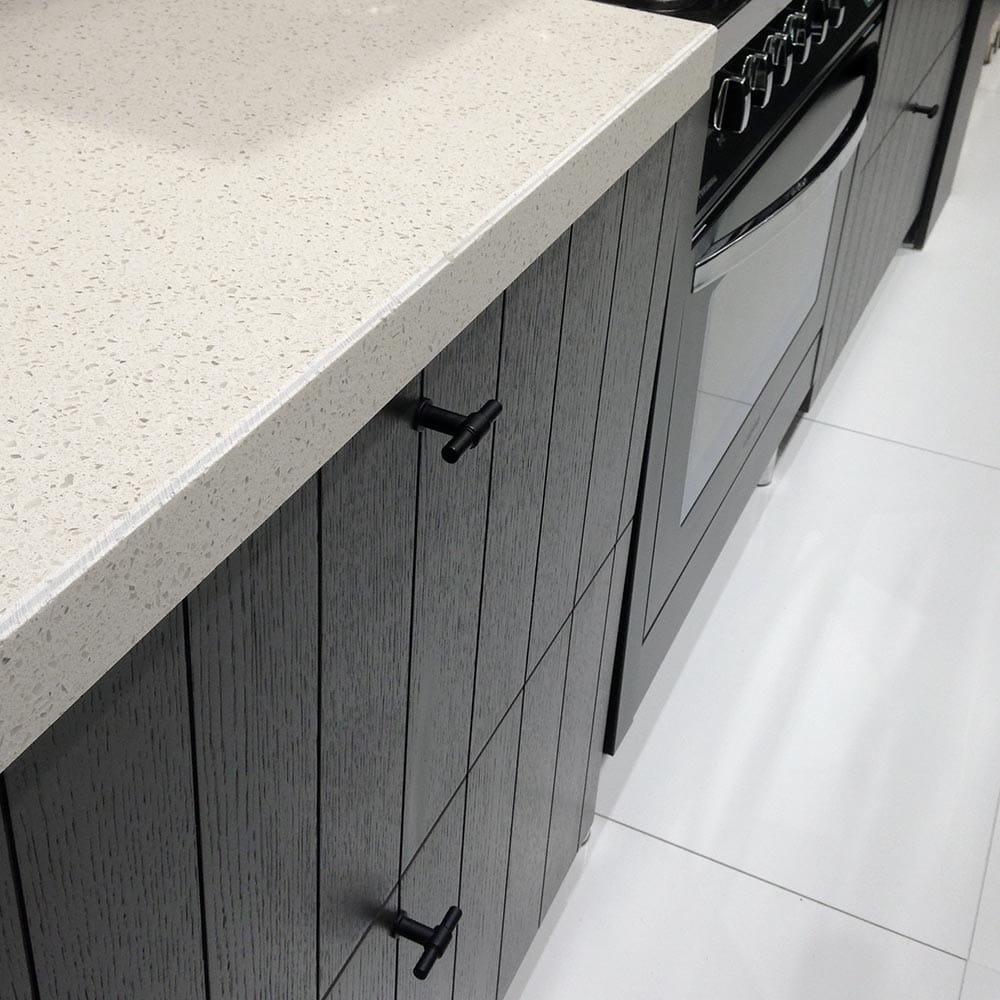 Zdjecie produktowe T-Type w kolorze czarnym na meblu