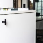 Zdjecie produktowe T-Type w kolorze czarnym na meblu