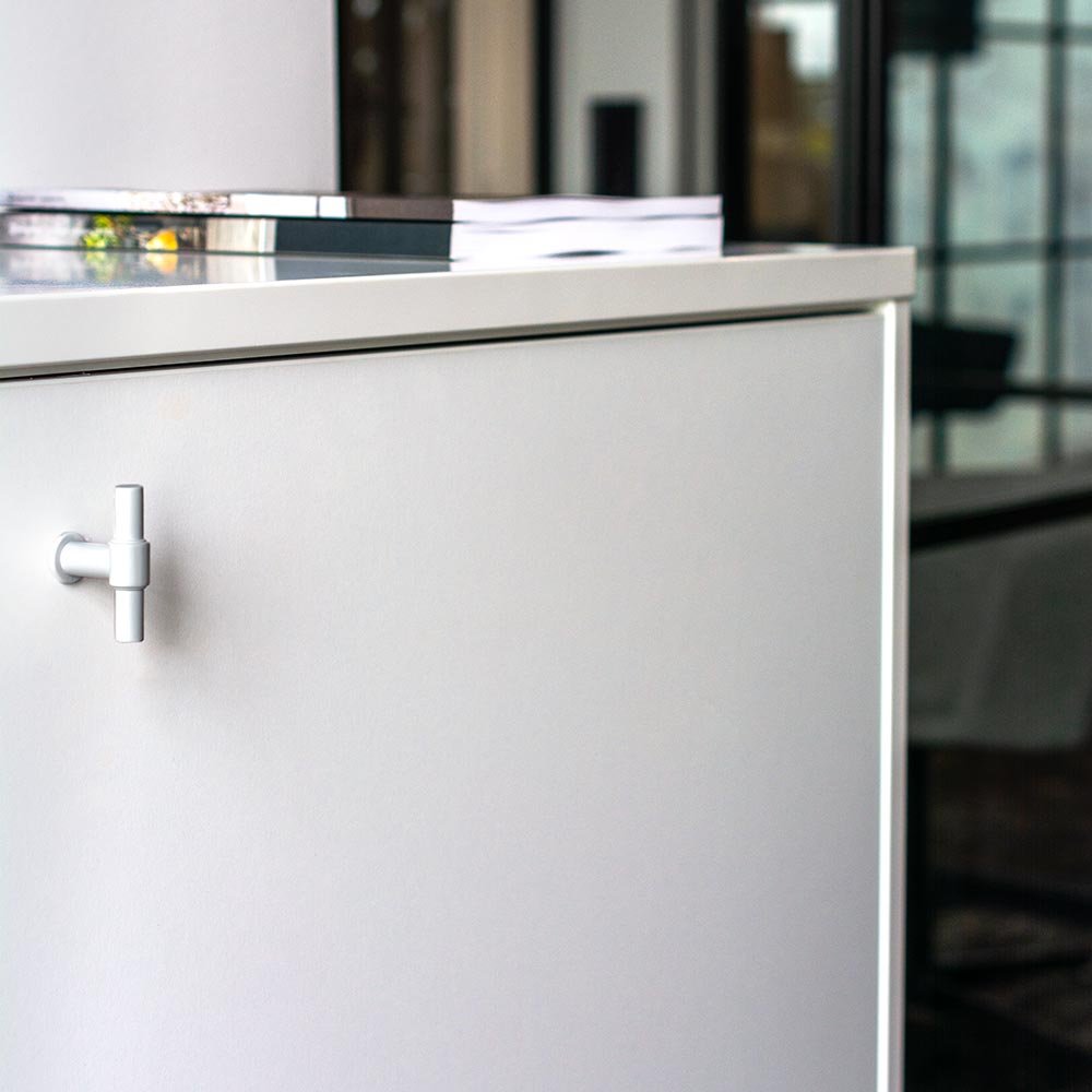 Zdjecie produktowe T-Type w kolorze bialym na meblu