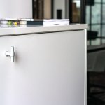 Zdjecie produktowe T-Type w kolorze bialym na meblu