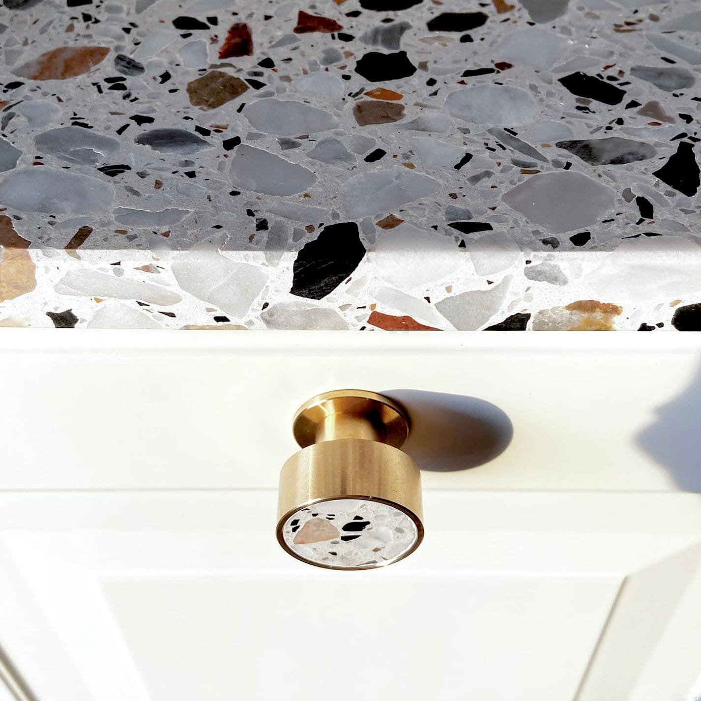 m_22--Podkładka-do-gałek-Marbelo-Mosiężna-Szczotkowana-Nielakierowana-Skandynawskie-Uchwyty_4