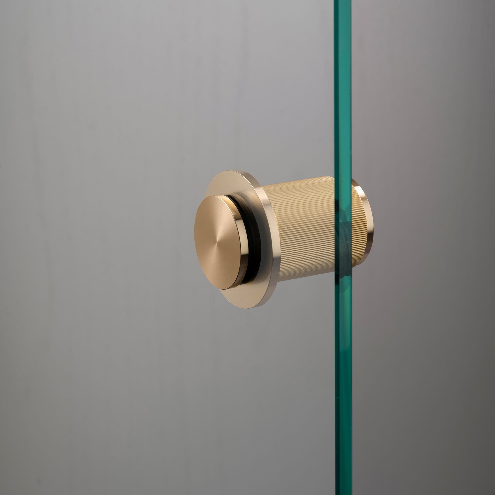 Door-knob_Fixed_Linear_Single-sided_Back_Glass_brass_A2_Web.jpg