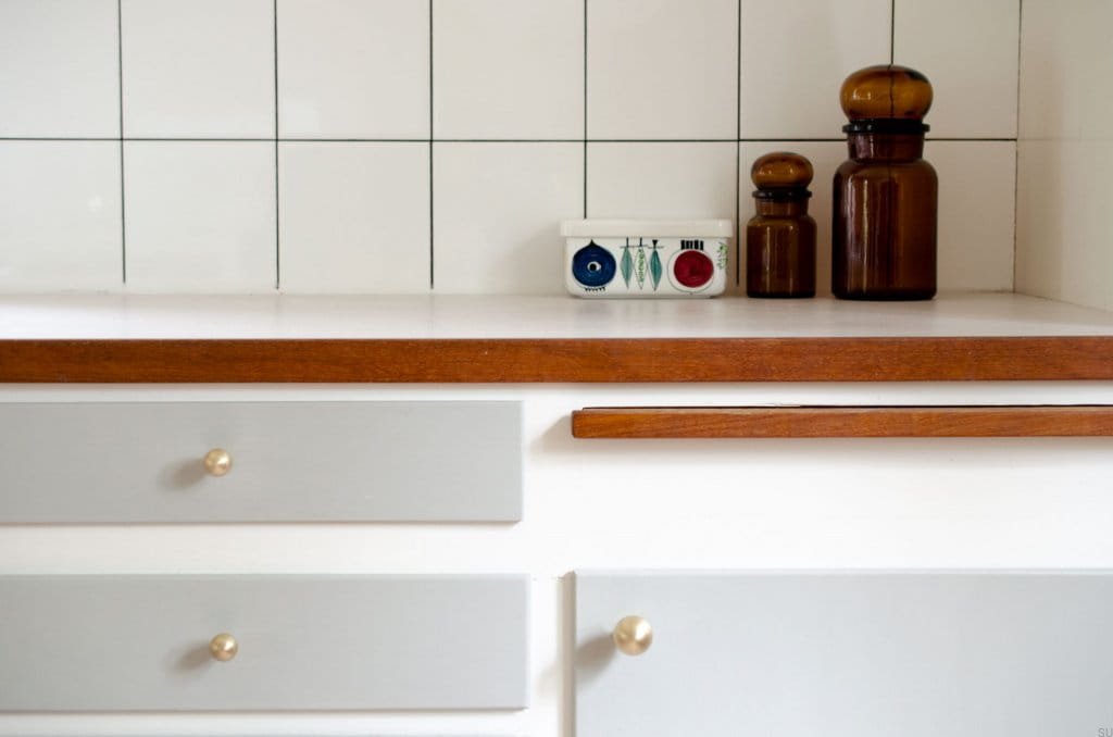 Gałka Drop 32 mosiądz szczotkowany na meblu