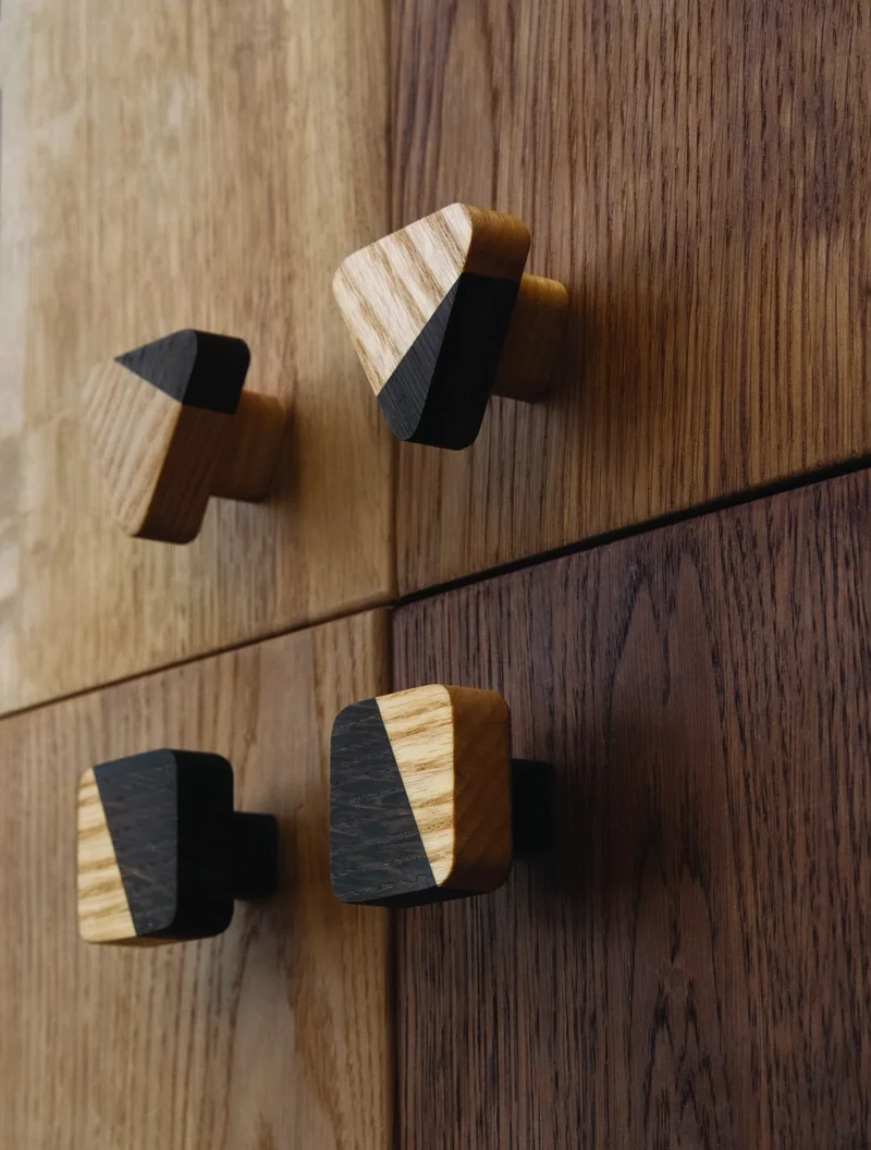 JUST-TWO-kolekcja-gałek-i-uchwytów-meblowych-na-meblu-_5_.webp