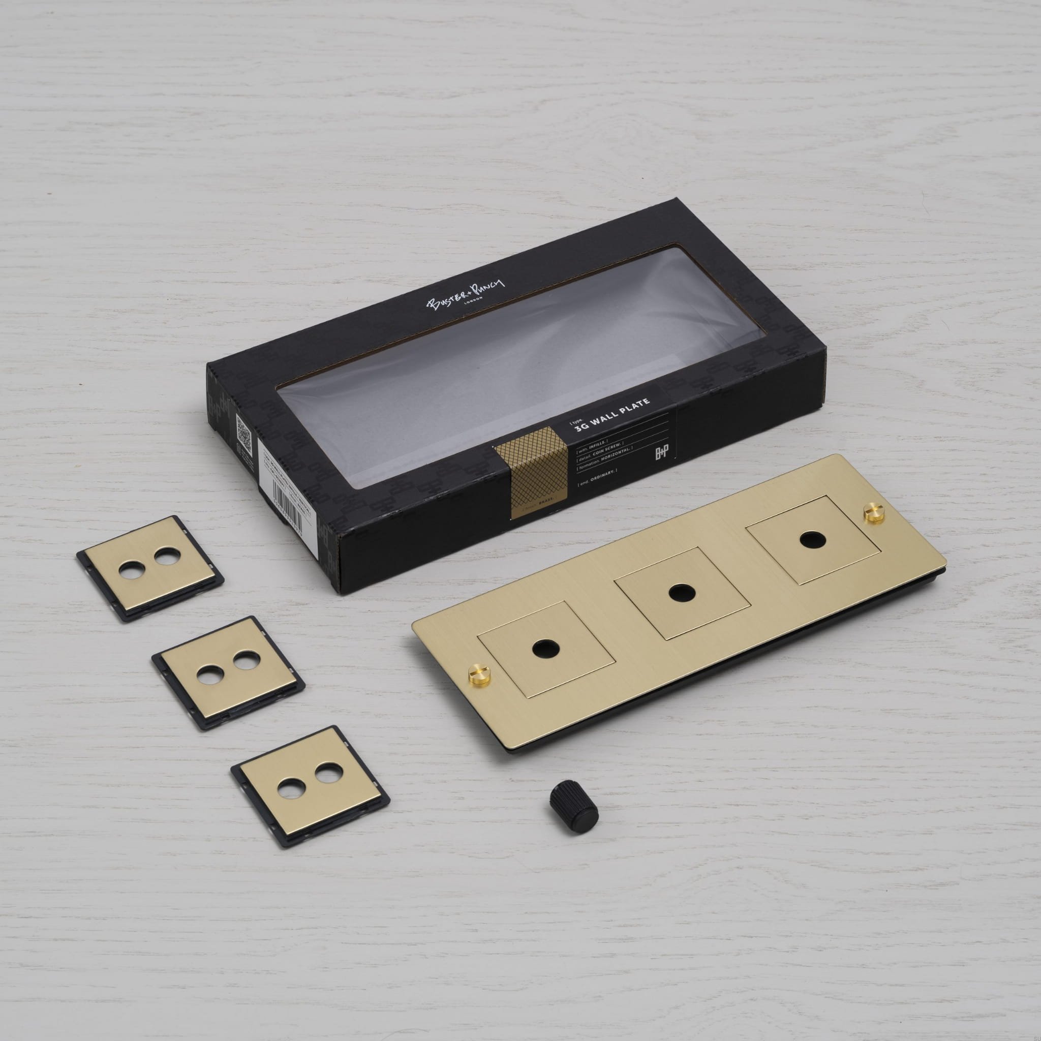 EU_ELECTRICITY_3G_Wall_Plate_Infills_Brass_Unboxing_Web-scaled.jpg