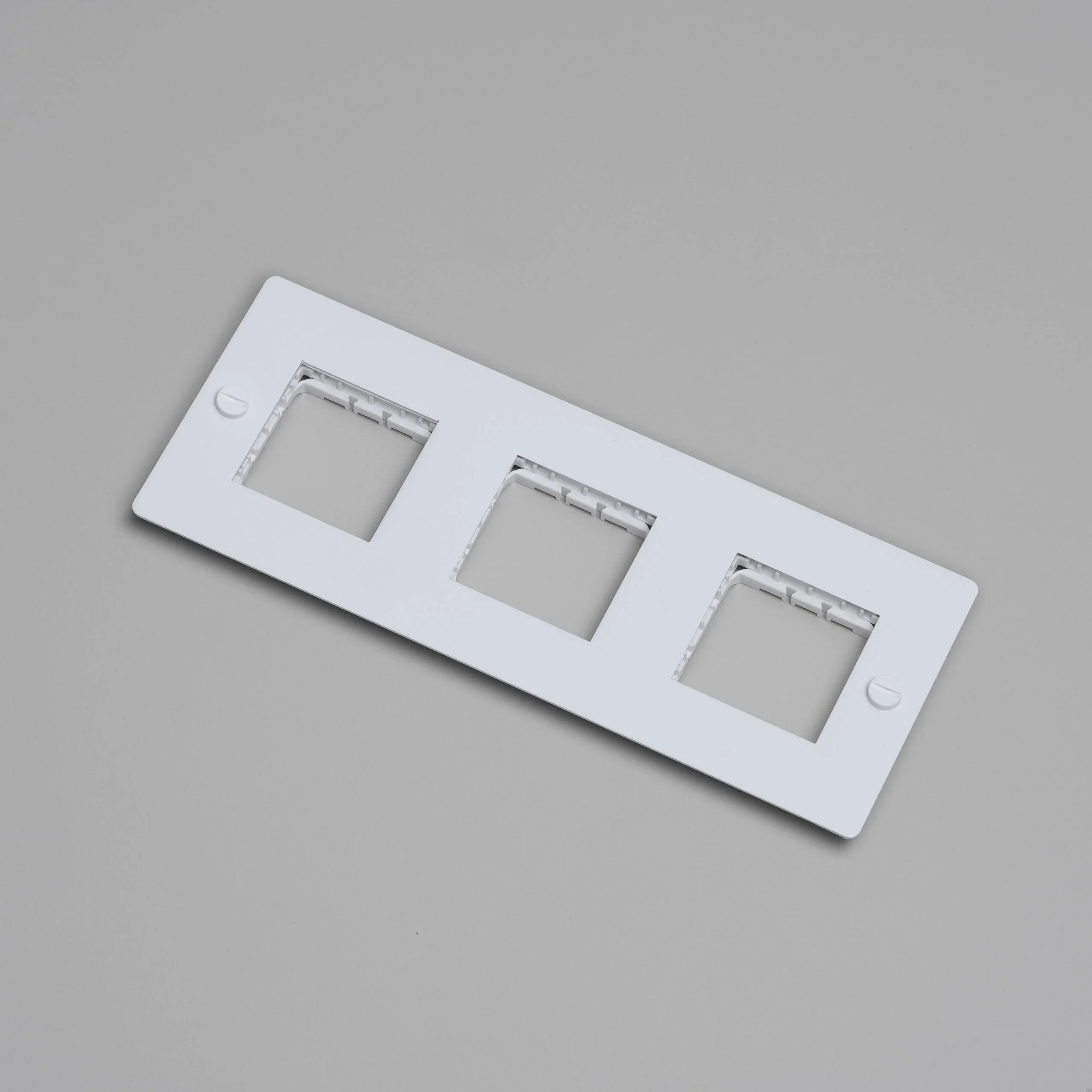 EU_ELECTRICITY_3G_Wall_Plate_No_Infill_White_Web-scaled.webp