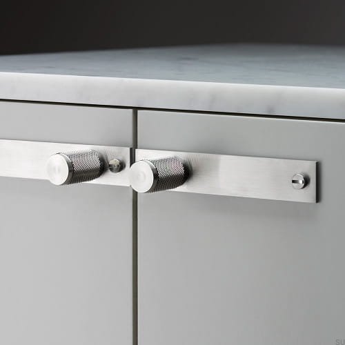 Zdjęcie mebla ze stalową gałką.