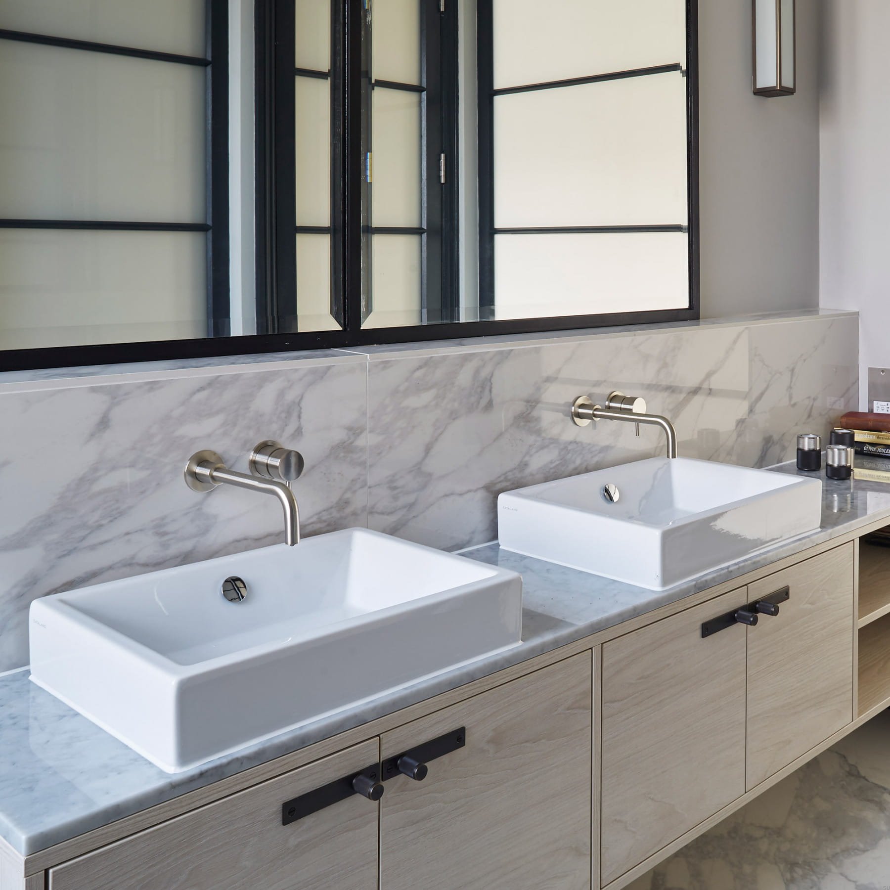 Gałki z podkładkami zaprezentowane na meblach łazienkowych