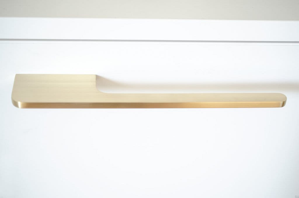 Ukazanie uchwytu na meblu