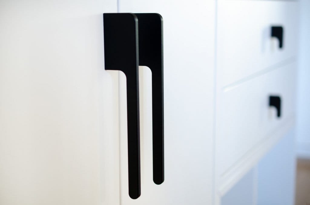 Ukazanie uchwytu na meblu