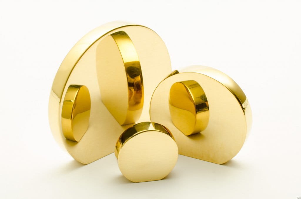 Złote gałki z kolekcji Globe polerowany mosiądz