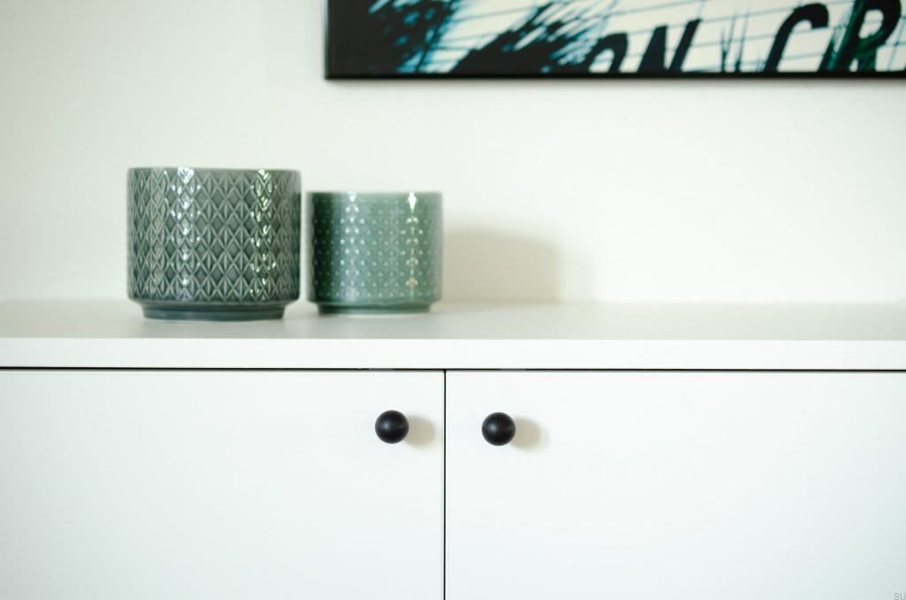 Gałki meblowe Drop czarne aluminiowe na meblu