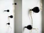 Czarne wieszaki z serii Drop