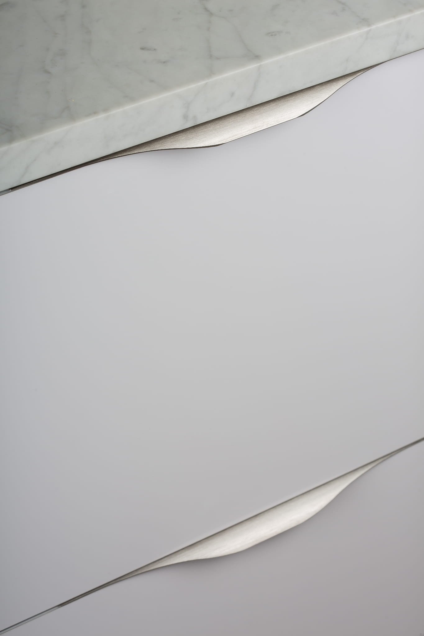 0255128L24--Uchwyt-meblowy-krawędziowy-Noma-0255-128-Aluminiowy-Srebrny-Szczotkowany-Viefe-Skandynawskie-Uchwyty_5