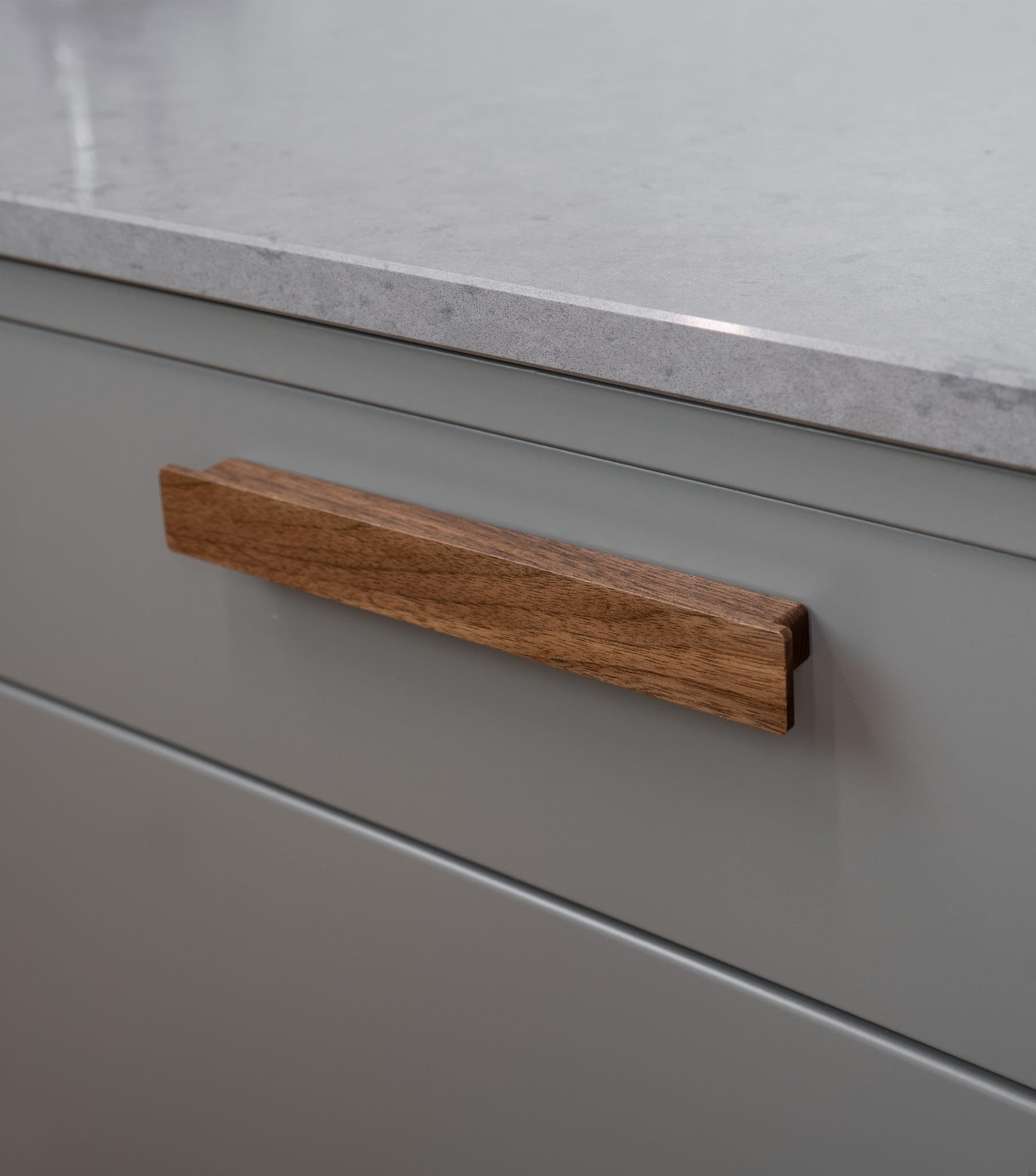 373347--Uchwyt-meblowy-podłużny-Shelter-160-Drewniany-Orzech-Włoski-Beslag-Design-Skandynawskie-Uchwyty_3