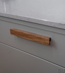 373347--Uchwyt-meblowy-podłużny-Shelter-160-Drewniany-Orzech-Włoski-Beslag-Design-Skandynawskie-Uchwyty_3