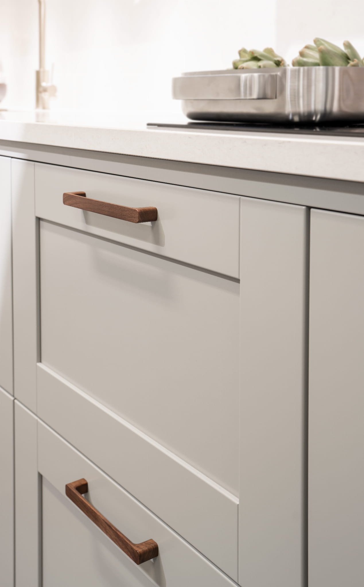 373282--Uchwyt-meblowy-podłużny-Sans-160-Drewniany-Orzech-Włoski-Beslag-Design-Skandynawskie-Uchwyty_5