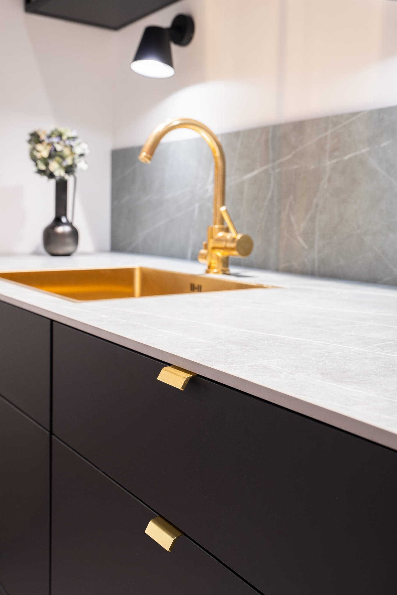 304211--Uchwyt-meblowy-krawędziowy-Side-40-Aluminiowy-Złoty-Szczotkowany-Beslag-Design-Skandynawskie-Uchwyty_2