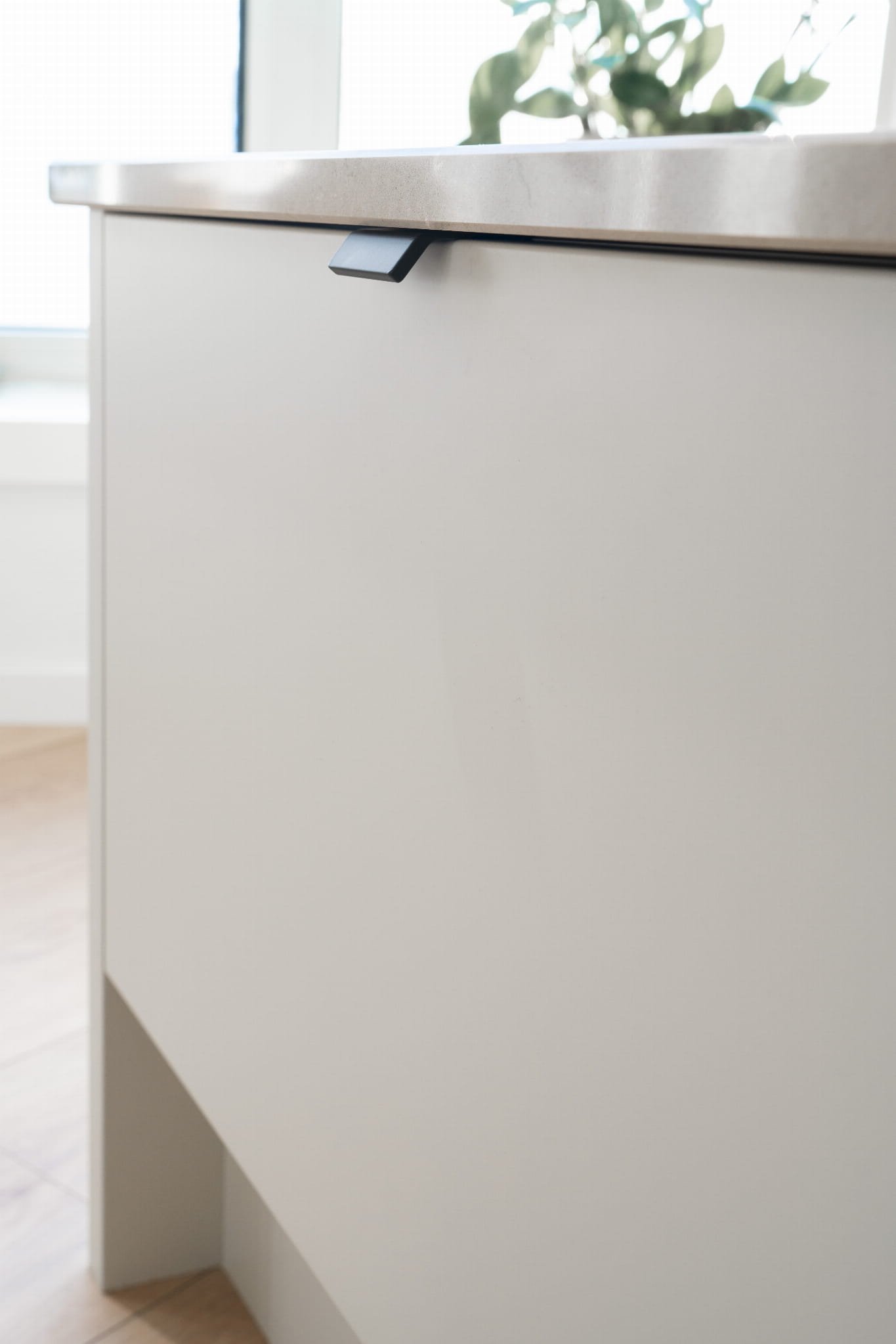 304212--Uchwyt-meblowy-krawędziowy-Side-40-Aluminiowy-Czarny-Mat-Beslag-Design-Skandynawskie-Uchwyty_5