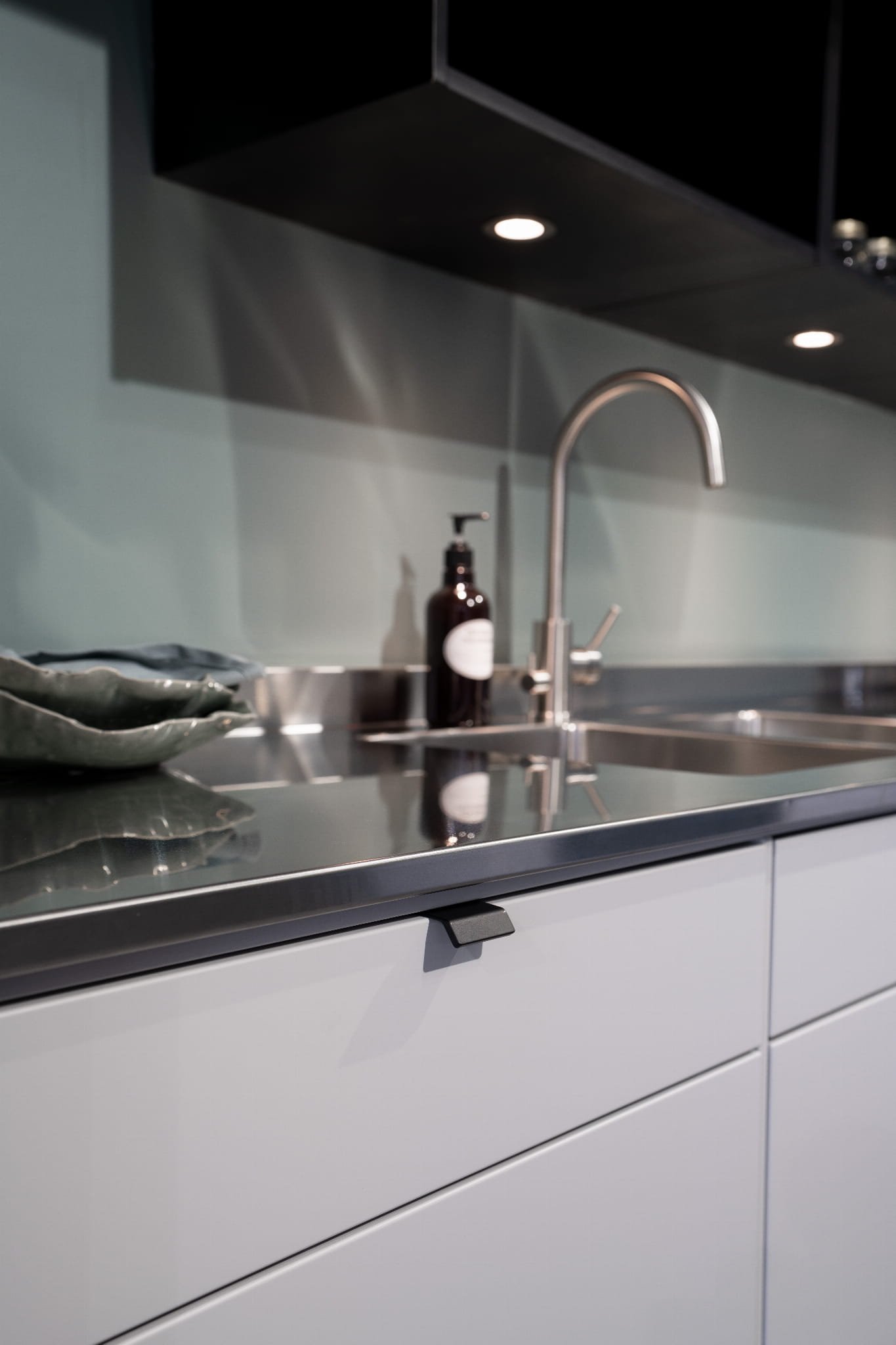 304212--Uchwyt-meblowy-krawędziowy-Side-40-Aluminiowy-Czarny-Mat-Beslag-Design-Skandynawskie-Uchwyty_3