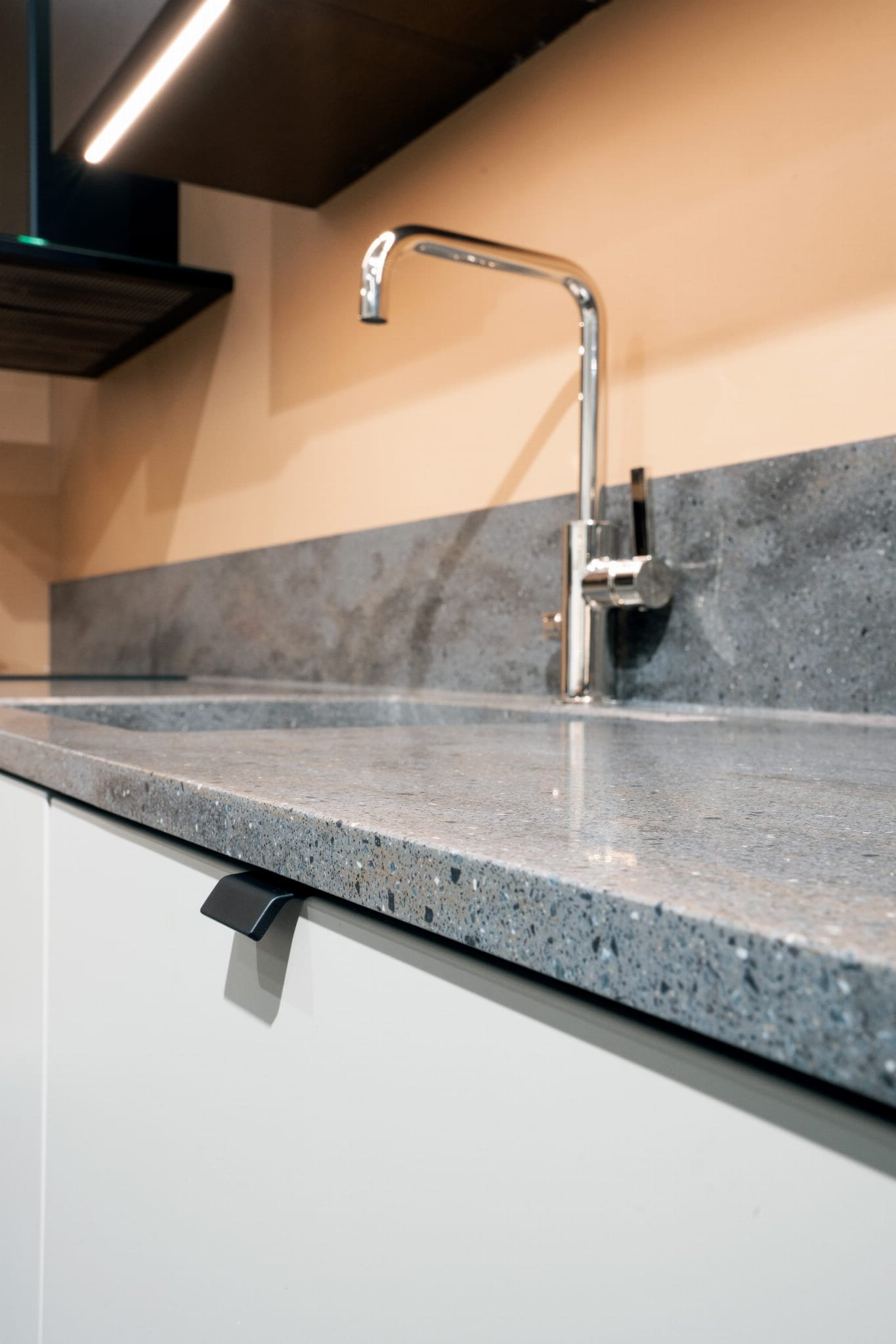 304212--Uchwyt-meblowy-krawędziowy-Side-40-Aluminiowy-Czarny-Mat-Beslag-Design-Skandynawskie-Uchwyty_4