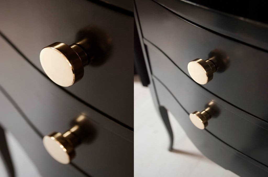 Gałki Dot 30 mosiądz polerowany na meblu