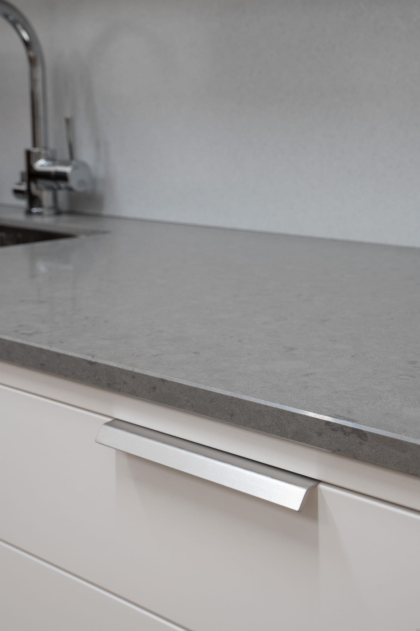 304215--Uchwyt-meblowy-krawędziowy-Side-160-Aluminiowy-Srebrny-Szczotkowany-Beslag-Design-Skandynawskie-Uchwyty_4