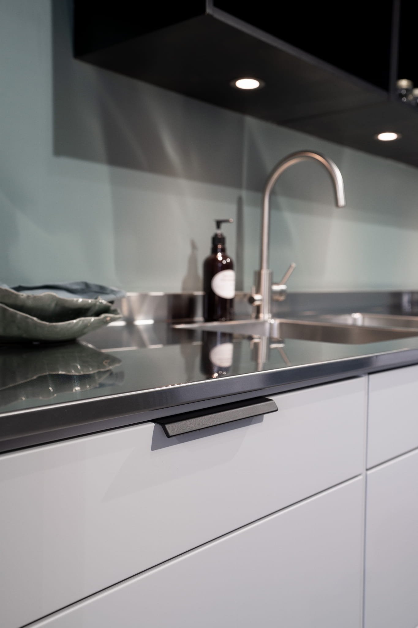 304217--Uchwyt-meblowy-krawędziowy-Side-160-Aluminiowy-Czarny-Mat-Beslag-Design-Skandynawskie-Uchwyty_4