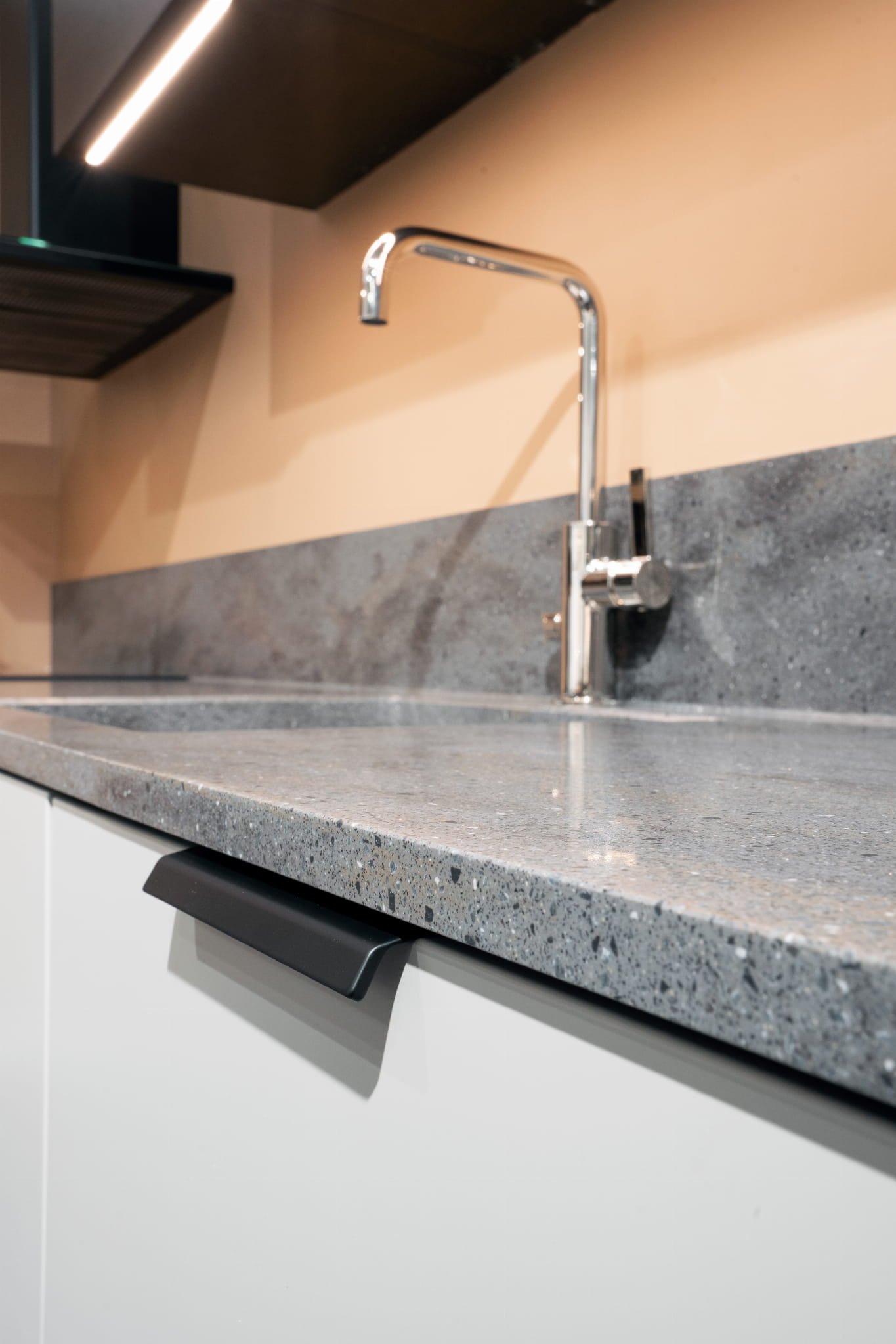 304217--Uchwyt-meblowy-krawędziowy-Side-160-Aluminiowy-Czarny-Mat-Beslag-Design-Skandynawskie-Uchwyty_3