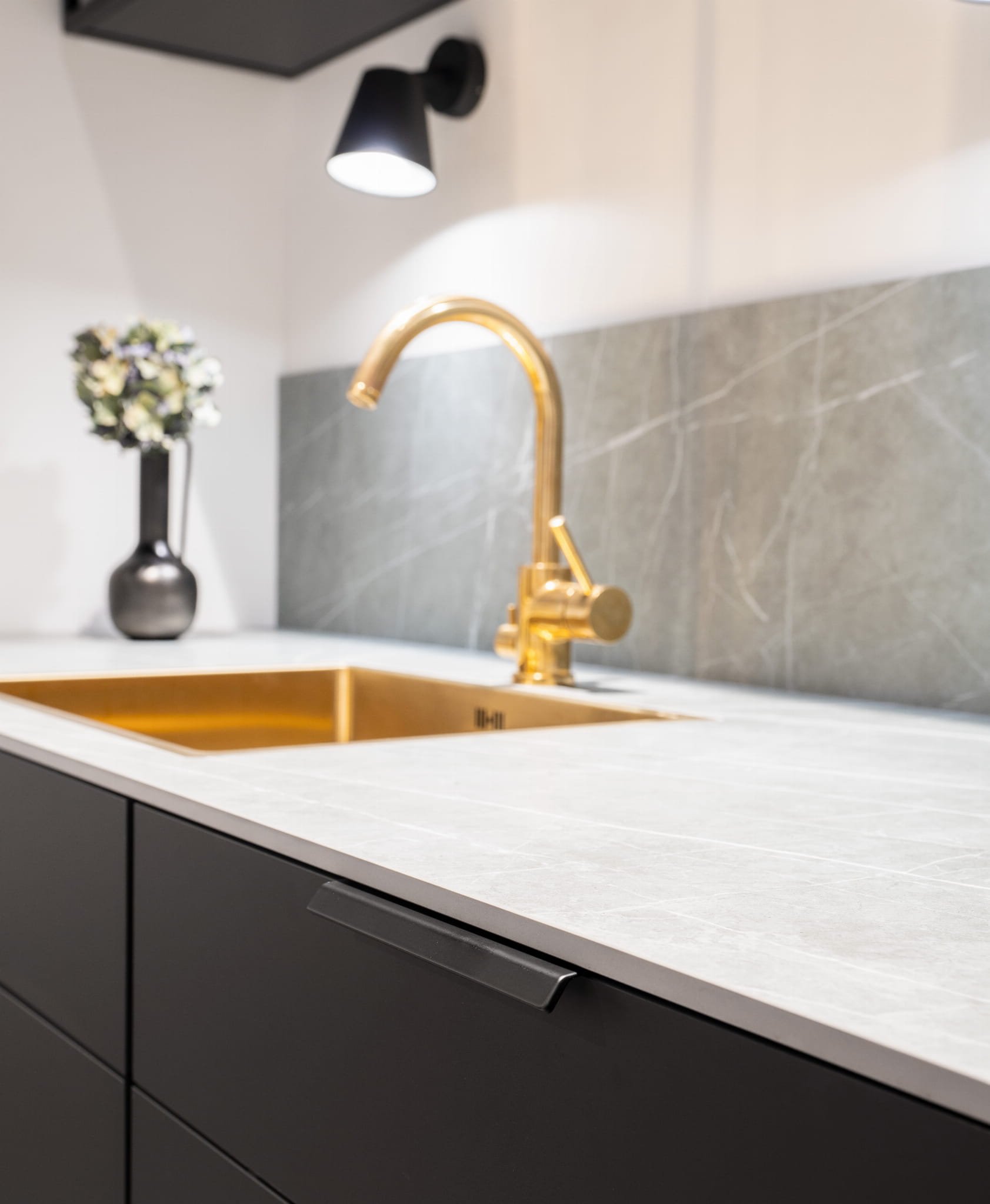 304217--Uchwyt-meblowy-krawędziowy-Side-160-Aluminiowy-Czarny-Mat-Beslag-Design-Skandynawskie-Uchwyty_2