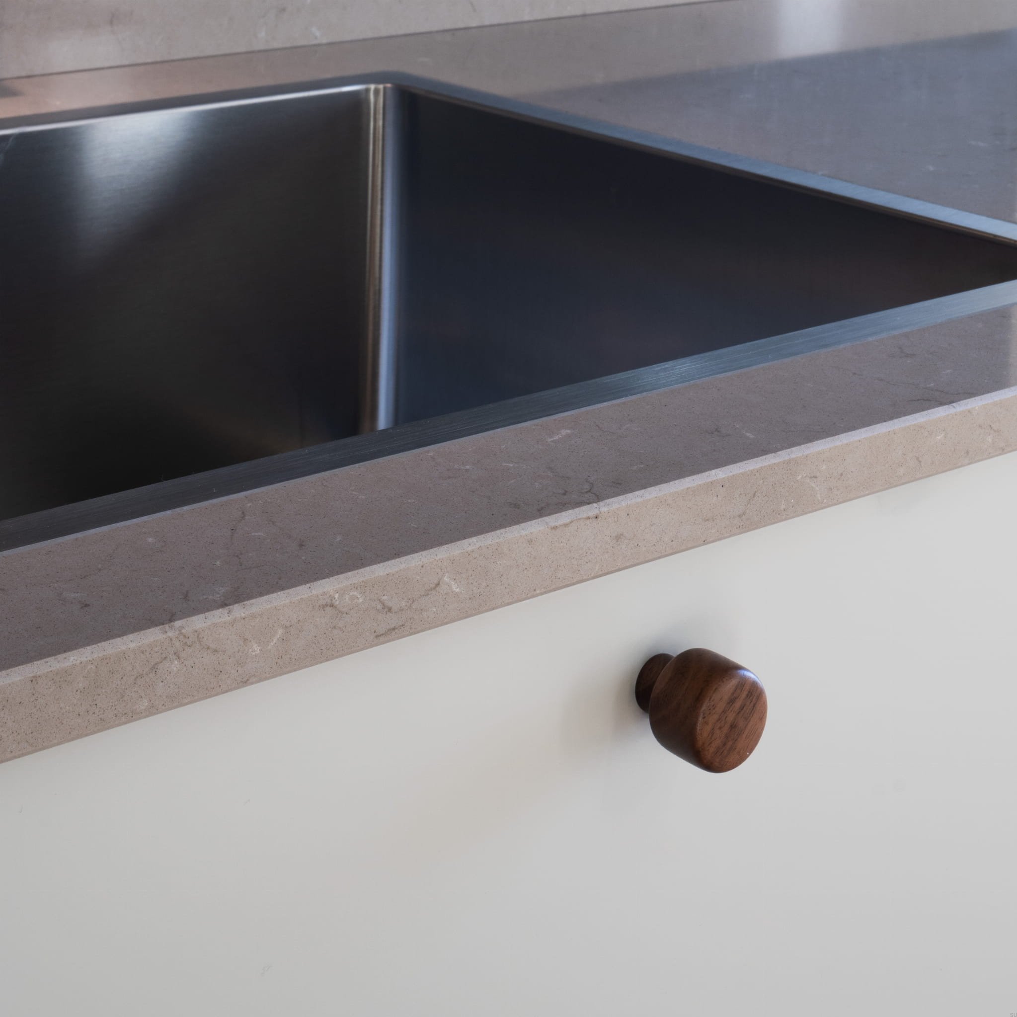 339365--Gałka-meblowa-Esther-Drewniana-Orzech-Włoski-Beslag-Design-Skandynawskie-Uchwyty_5