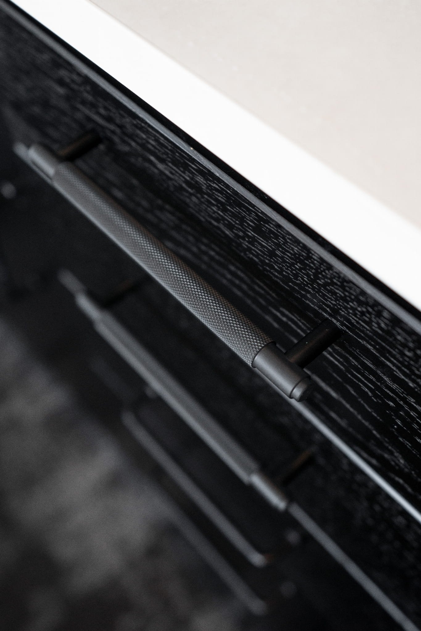 351020--Uchwyt-meblowy-podłużny-Riff-128-Aluminiowy-Czarny-Mat-Beslag-Design-Skandynawskie-Uchwyty_4