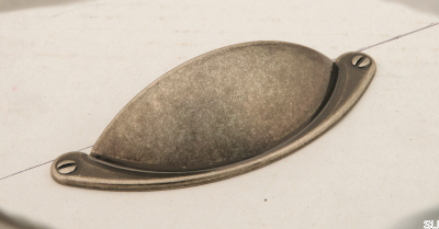 Shell furniture handle 1761 64 Antique Silver