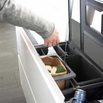 210014445E--System-pojemników-do-segregacji-odpadów-Hide-400-Eco-Ciemnoszary-Beslag-Design-Skandynawskie-Uchwyty_6