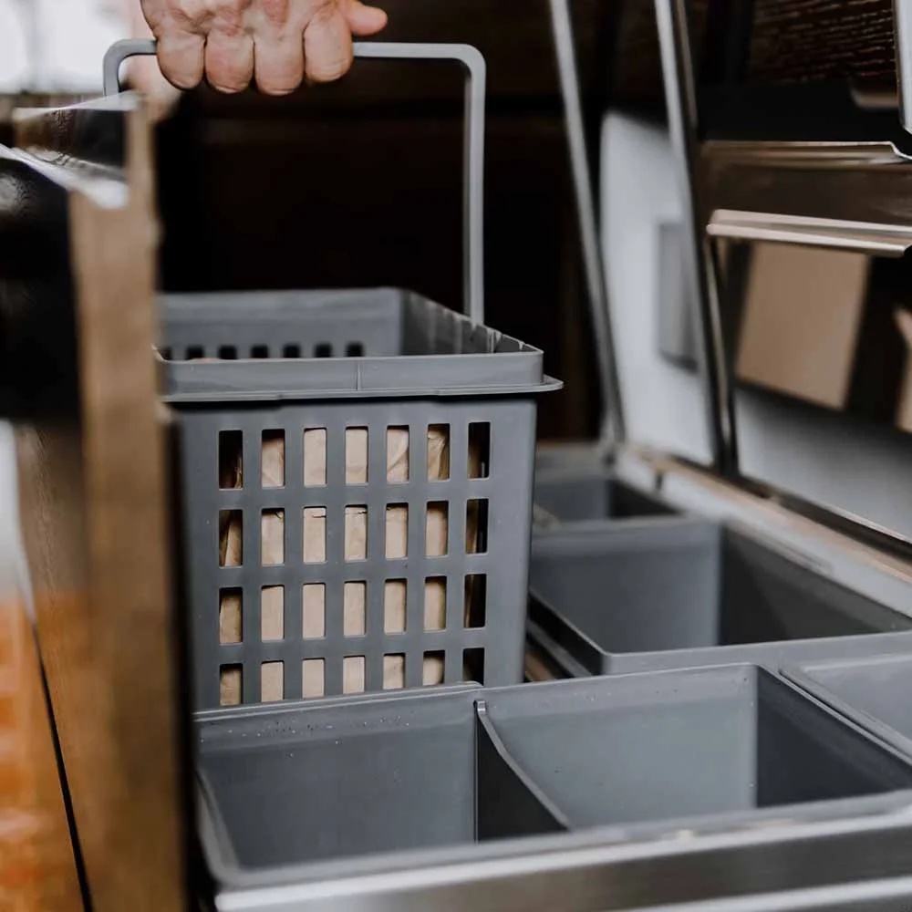 210006615--System-pojemników-do-segregacji-odpadów-Hide-600-Eco-Ciemnoszary-Beslag-Design-Skandynawskie-Uchwyty_3