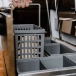 210006615--System-pojemników-do-segregacji-odpadów-Hide-600-Eco-Ciemnoszary-Beslag-Design-Skandynawskie-Uchwyty_3