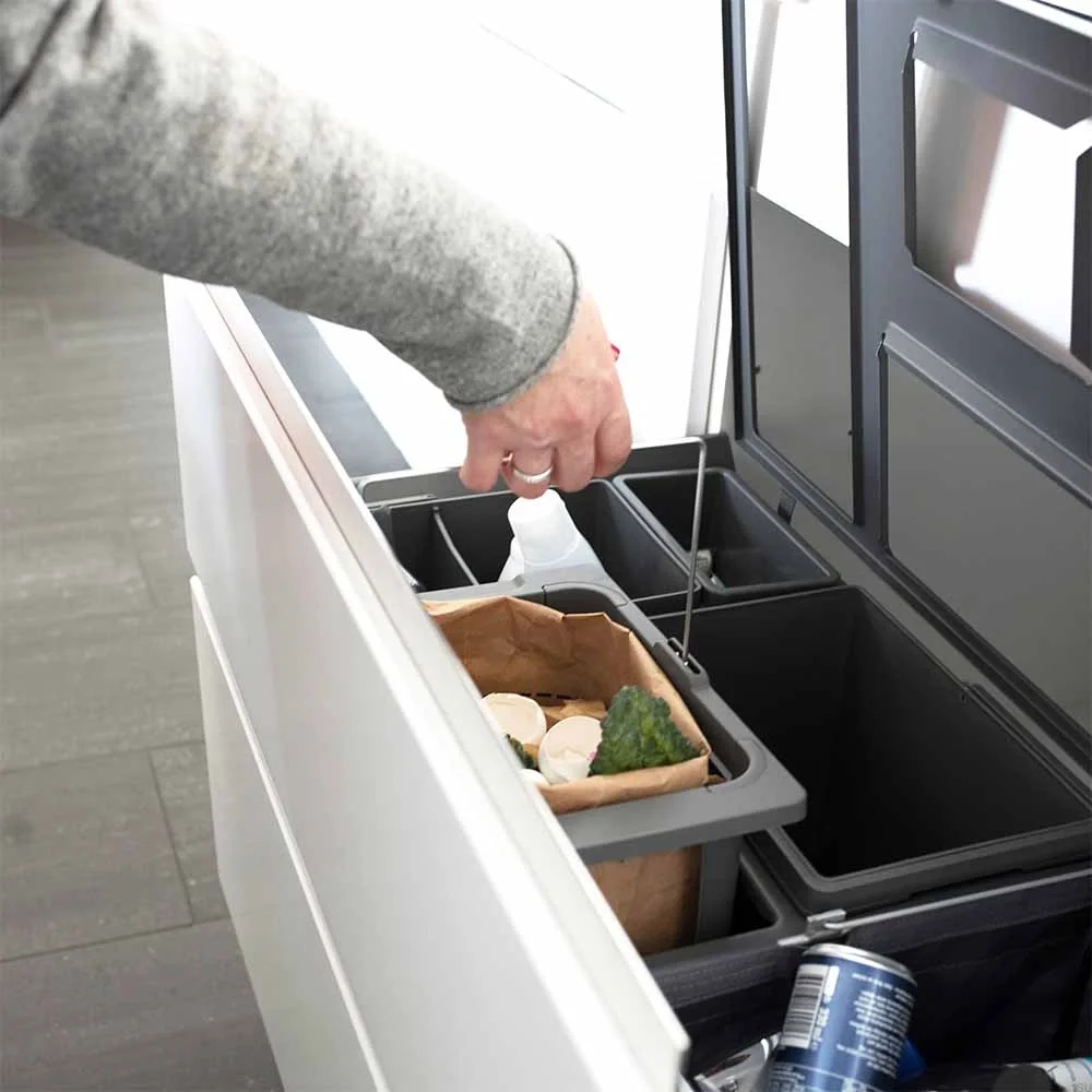 210006615--System-pojemników-do-segregacji-odpadów-Hide-600-Eco-Ciemnoszary-Beslag-Design-Skandynawskie-Uchwyty_5