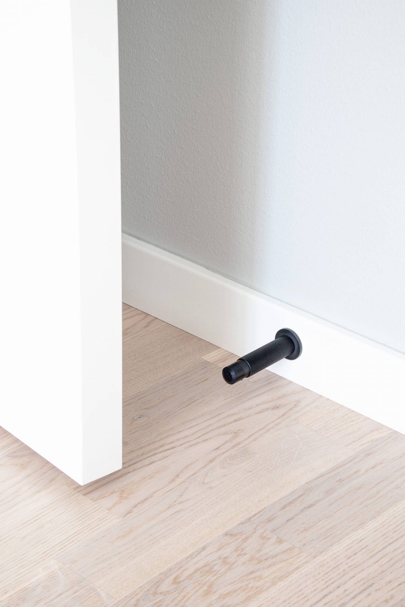 753130-11--Stopka-Stoper-do-drzwi-naścienny-Dexter-Aluminiowy-Czarny-Matowy-Beslag-Design-Skandynawskie-Uchwyty_3