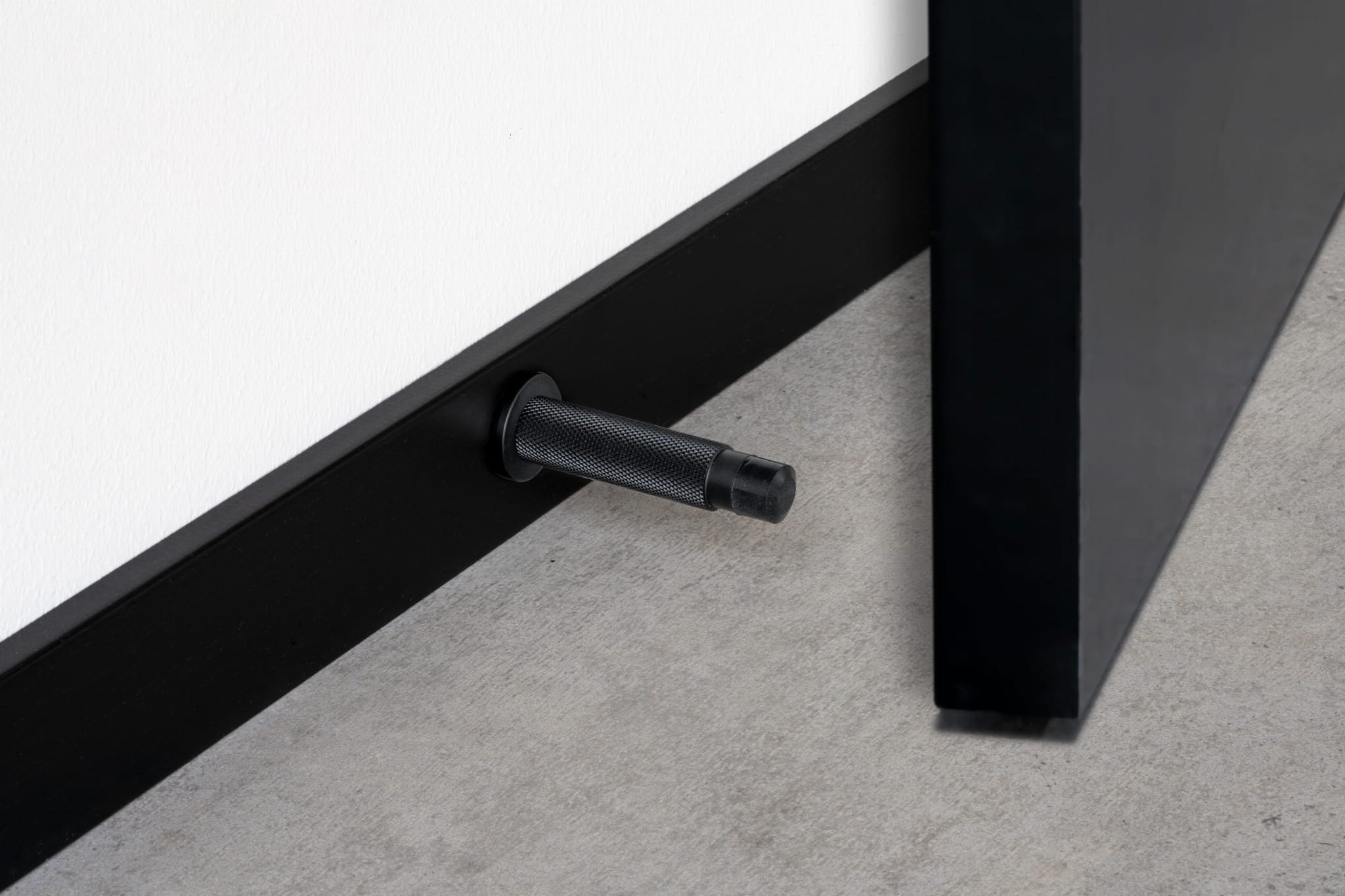 753130-11--Stopka-Stoper-do-drzwi-naścienny-Dexter-Aluminiowy-Czarny-Matowy-Beslag-Design-Skandynawskie-Uchwyty_4