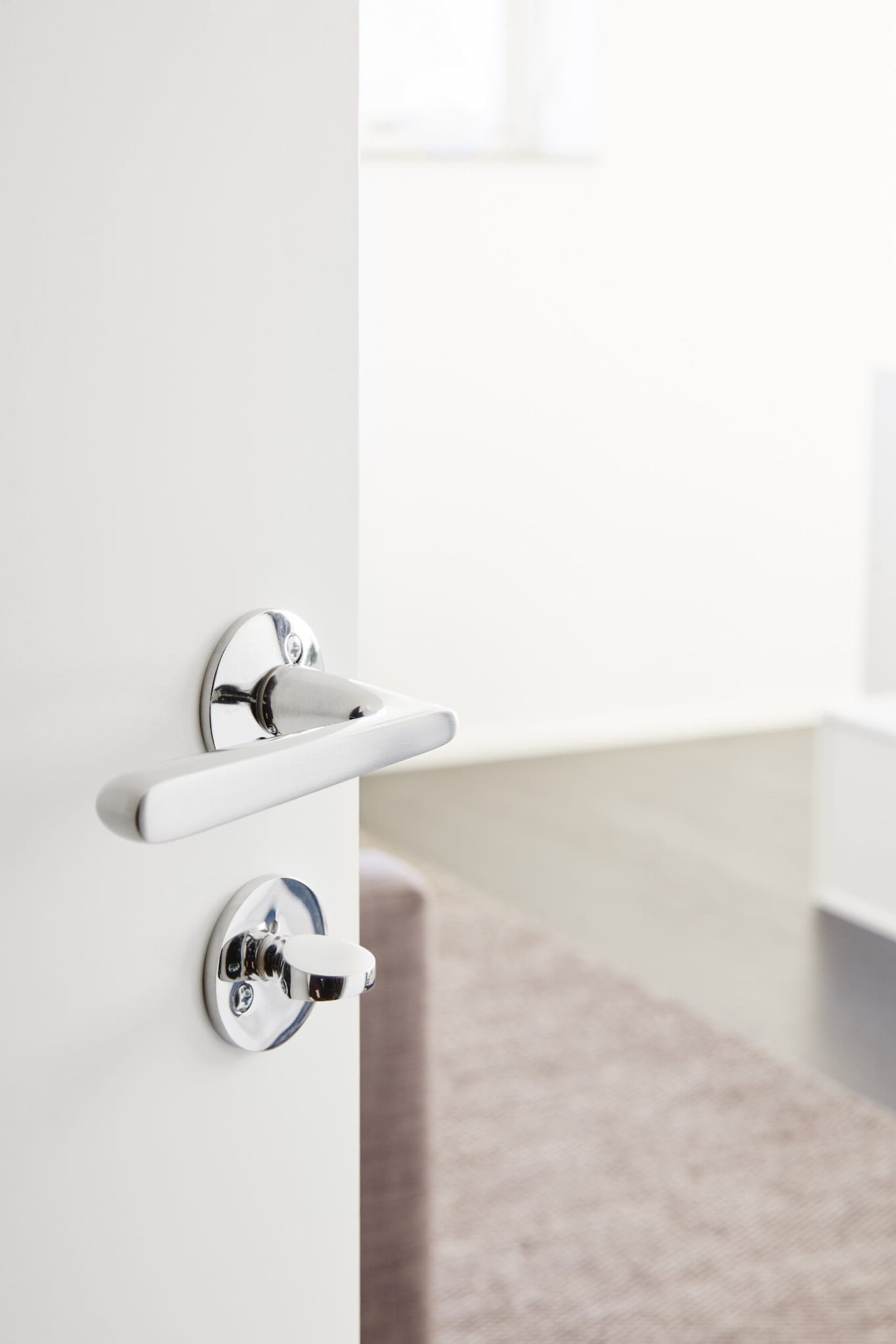 Zdjecie klamki TS 1 srebrnej w drzwiach