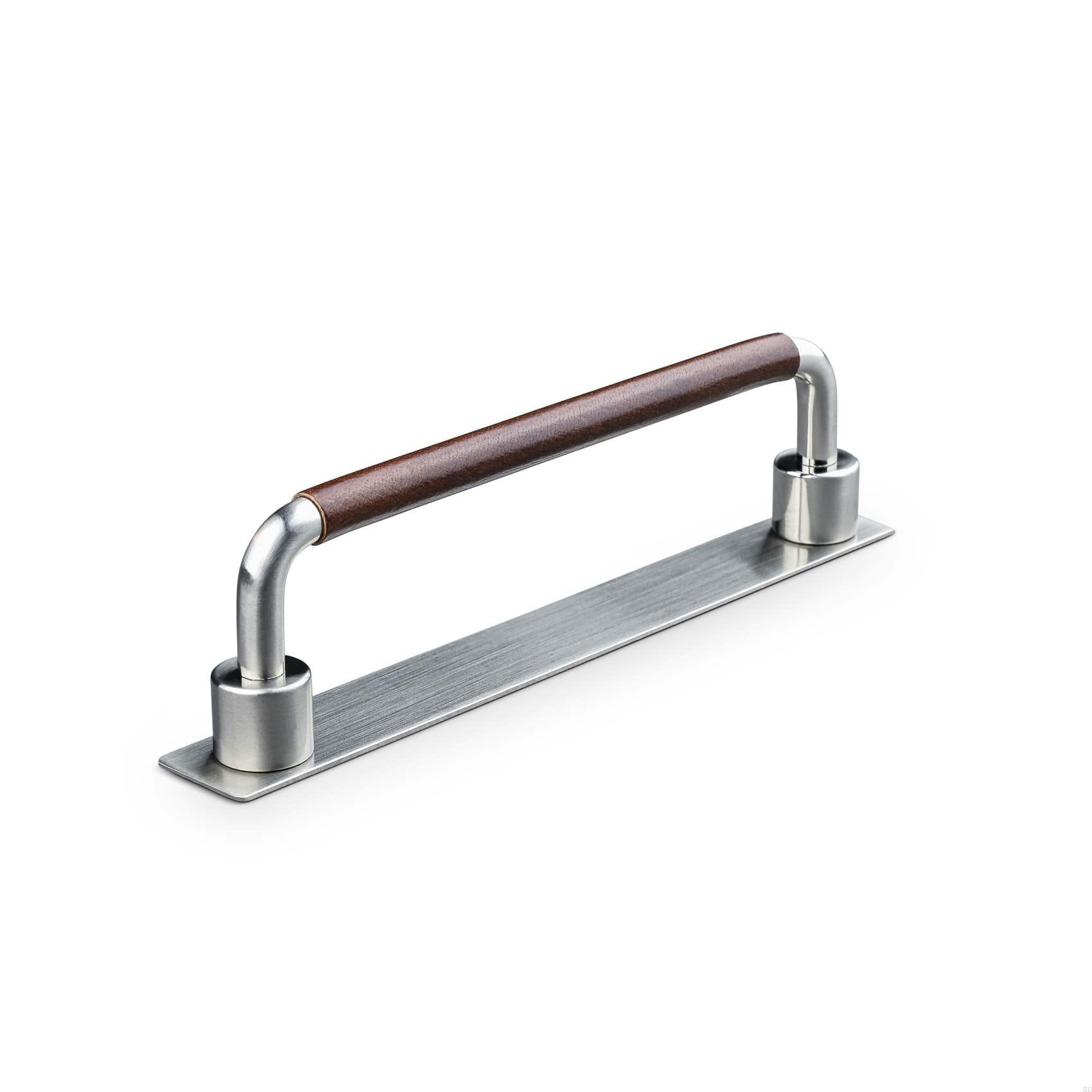 157158SP--Uchwyt-meblowy-podłużny-Asissi-Swept-128-Srebrny-Szczotkowany-z-Brązową-Skórą-Teofils-Skandynawskie-Uchwyty_1