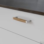 10210127--Uchwyt-meblowy-Podłużny-Hjo-128-Srebrny-Szczotkowany-z-Drewnem-Dębowym-Twentytwo-Skandynawskie-Uchwyty_1